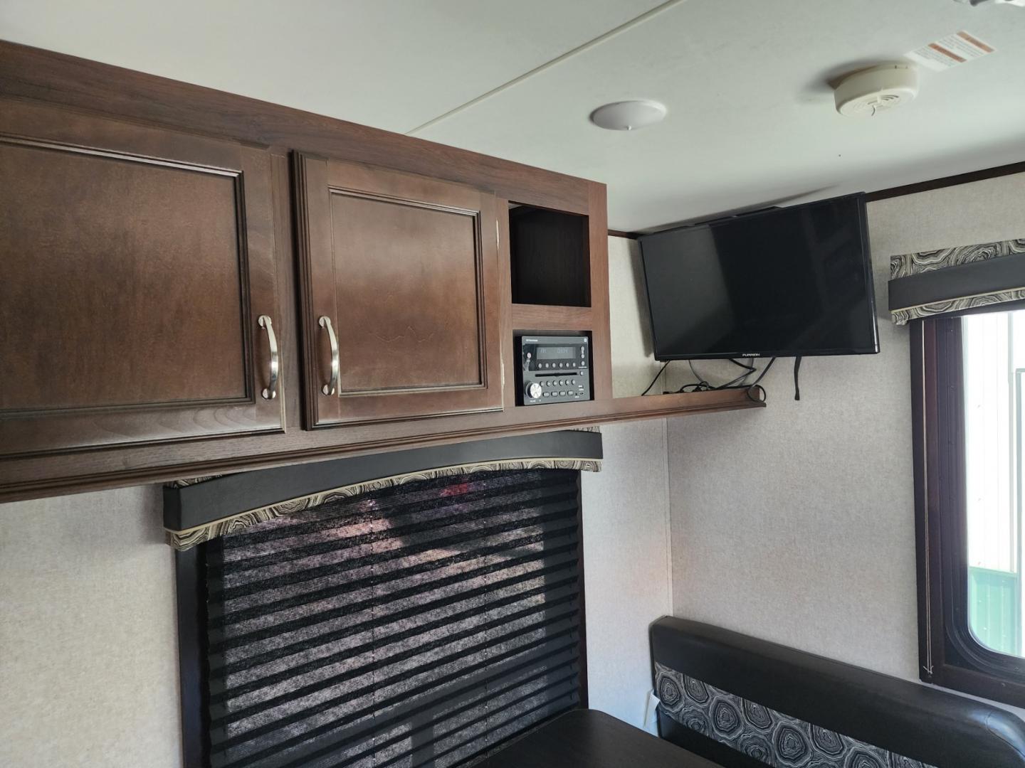 2018 WHITE JAYCO Jay Flight - (1UJBJ0BL1J1) , located at 1221 Madison St., Shelbyville, TN, 37160, (931) 680-9439, 0.000000, 0.000000 - Photo#13