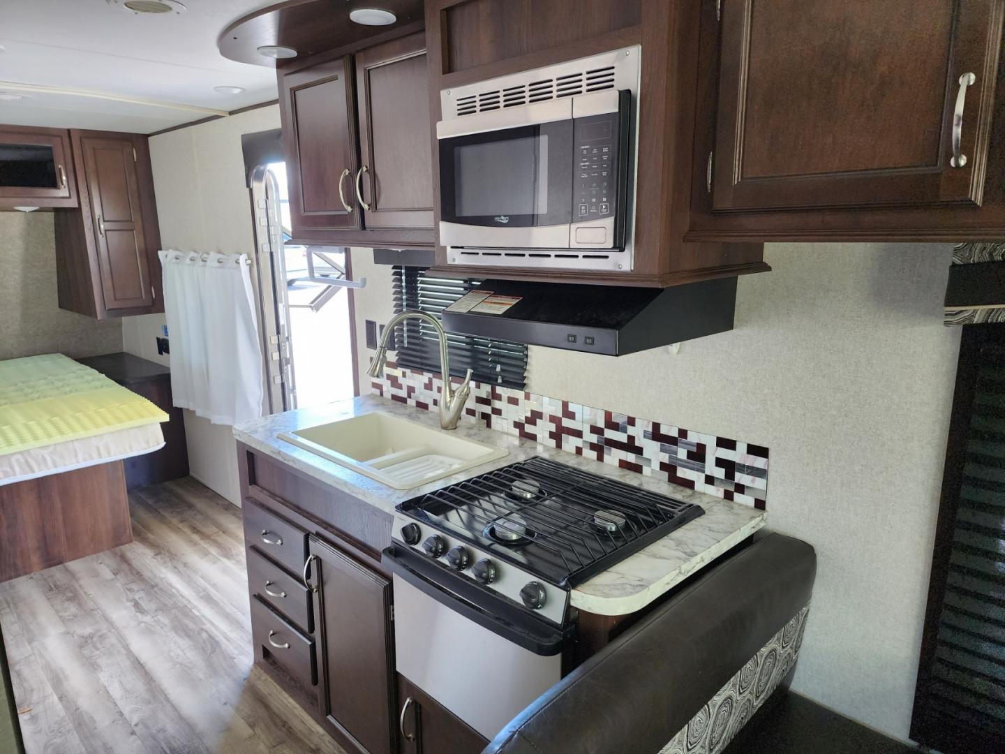 2018 WHITE JAYCO Jay Flight - (1UJBJ0BL1J1) , located at 1221 Madison St., Shelbyville, TN, 37160, (931) 680-9439, 0.000000, 0.000000 - Photo#14