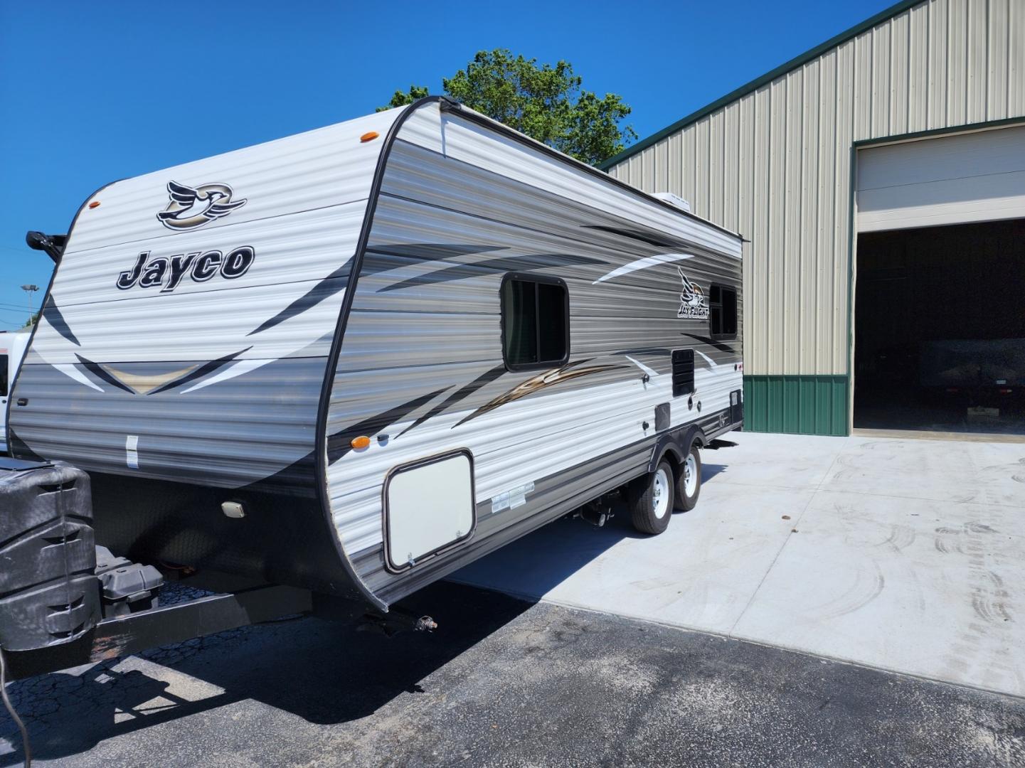2018 WHITE JAYCO Jay Flight - (1UJBJ0BL1J1) , located at 1221 Madison St., Shelbyville, TN, 37160, (931) 680-9439, 0.000000, 0.000000 - Photo#2