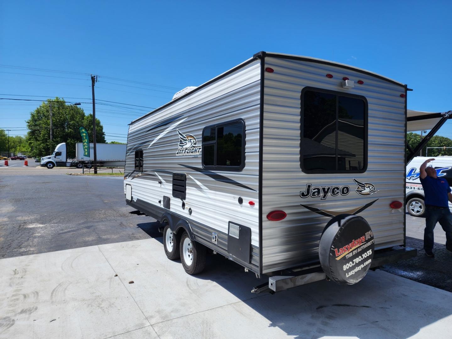 2018 WHITE JAYCO Jay Flight - (1UJBJ0BL1J1) , located at 1221 Madison St., Shelbyville, TN, 37160, (931) 680-9439, 0.000000, 0.000000 - Photo#3