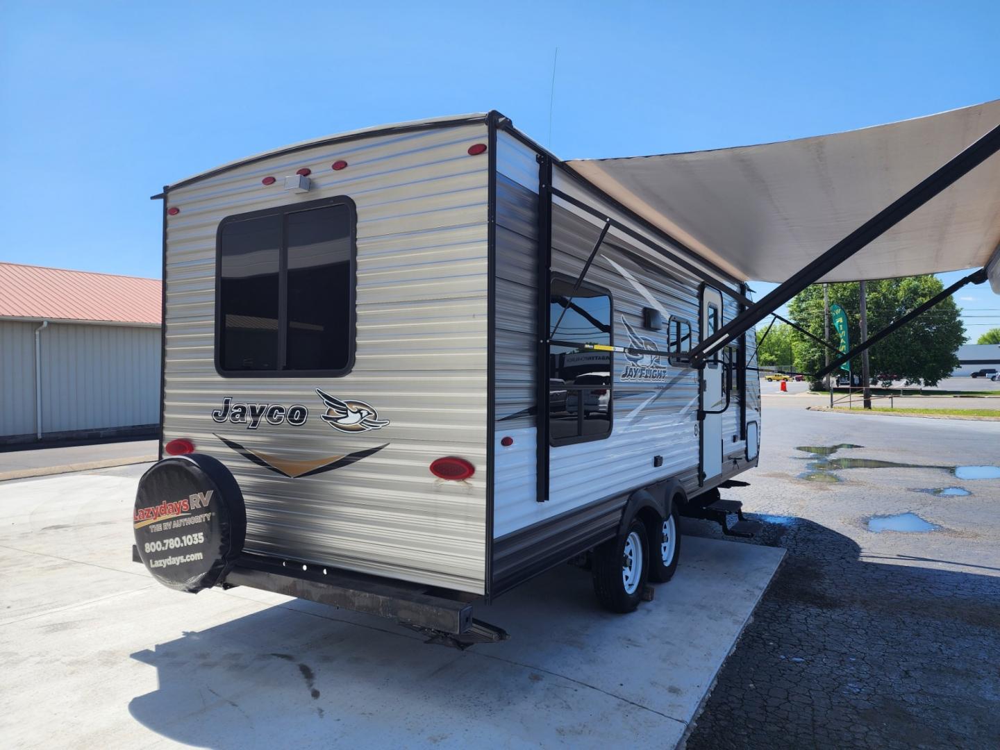 2018 WHITE JAYCO Jay Flight - (1UJBJ0BL1J1) , located at 1221 Madison St., Shelbyville, TN, 37160, (931) 680-9439, 0.000000, 0.000000 - Photo#4