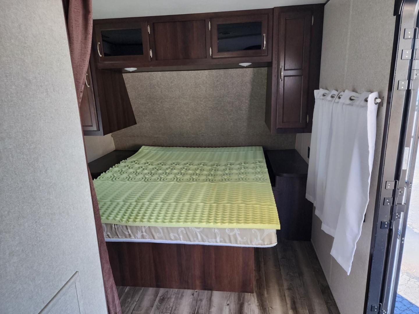 2018 WHITE JAYCO Jay Flight - (1UJBJ0BL1J1) , located at 1221 Madison St., Shelbyville, TN, 37160, (931) 680-9439, 0.000000, 0.000000 - Photo#5