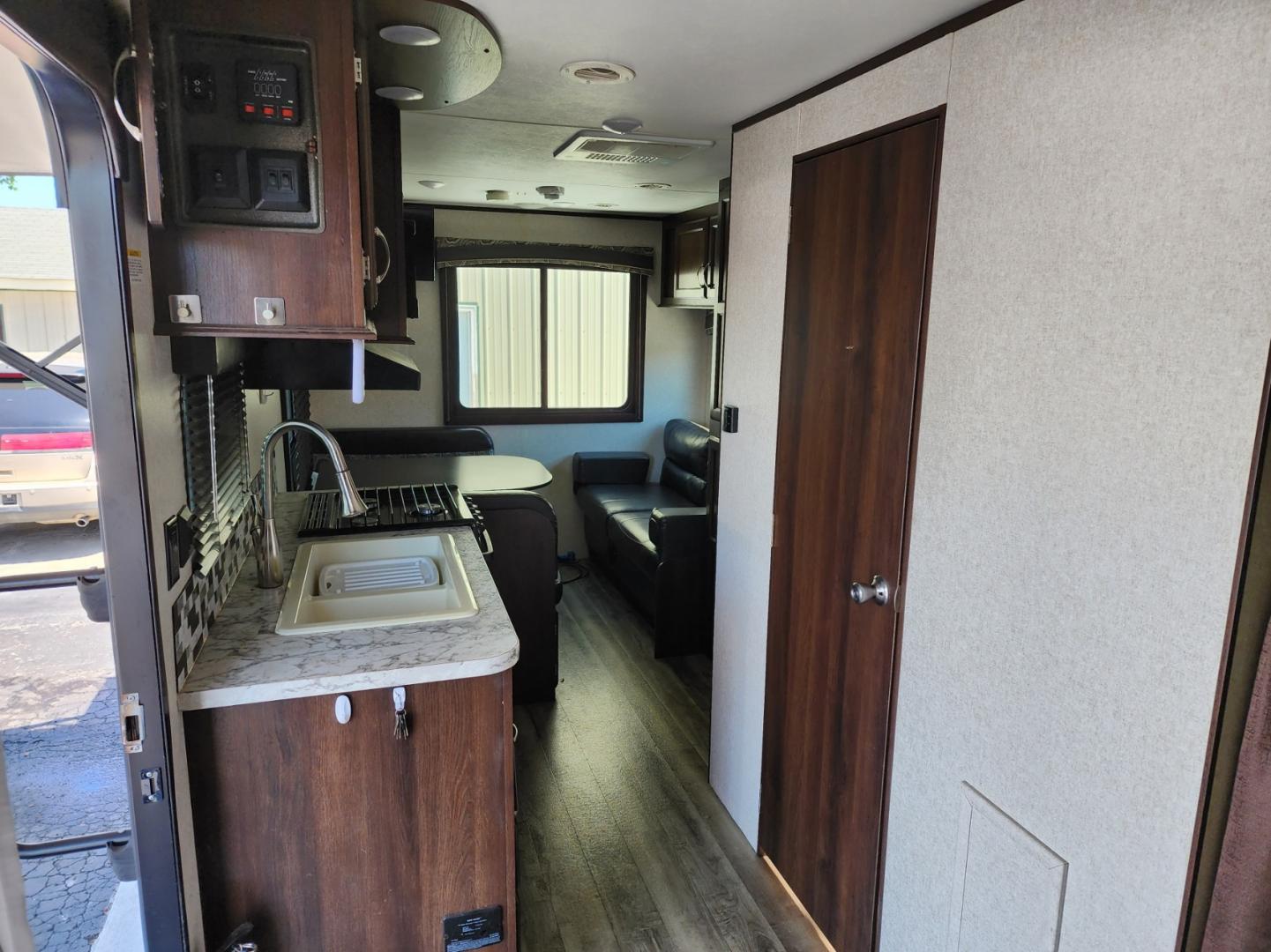 2018 WHITE JAYCO Jay Flight - (1UJBJ0BL1J1) , located at 1221 Madison St., Shelbyville, TN, 37160, (931) 680-9439, 0.000000, 0.000000 - Photo#6