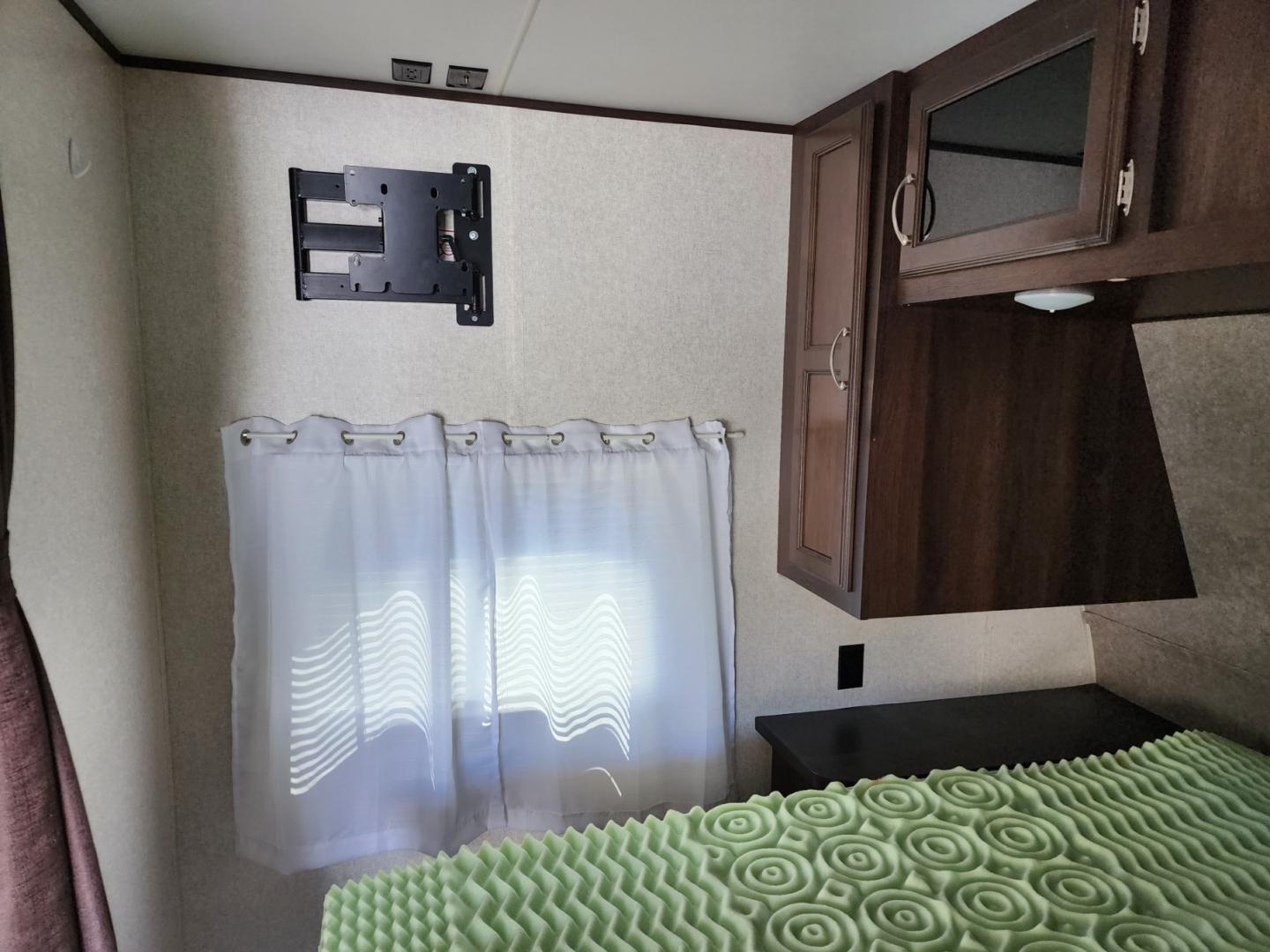 2018 WHITE JAYCO Jay Flight - (1UJBJ0BL1J1) , located at 1221 Madison St., Shelbyville, TN, 37160, (931) 680-9439, 0.000000, 0.000000 - Photo#7