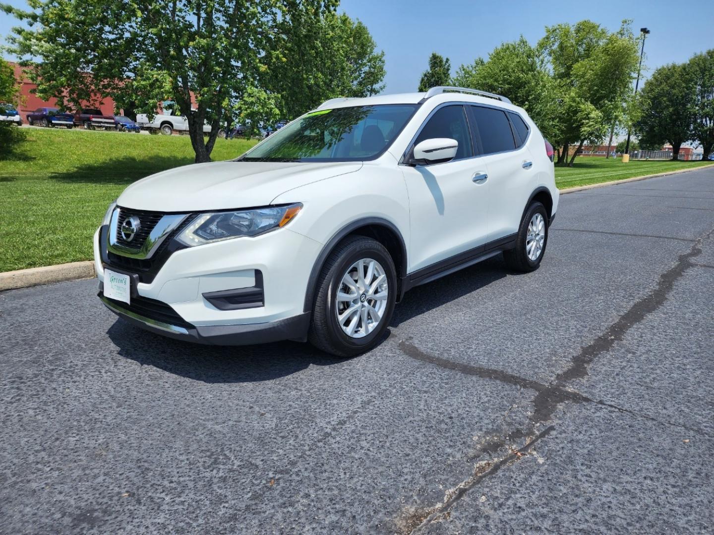 2017 WHITE /Black Nissan Rogue SV FWD (KNMAT2MT7HP) with an 2.5L L4 DOHC 16V engine, CVT transmission, located at 1221 Madison St., Shelbyville, TN, 37160, (931) 680-9439, 0.000000, 0.000000 - Photo#0
