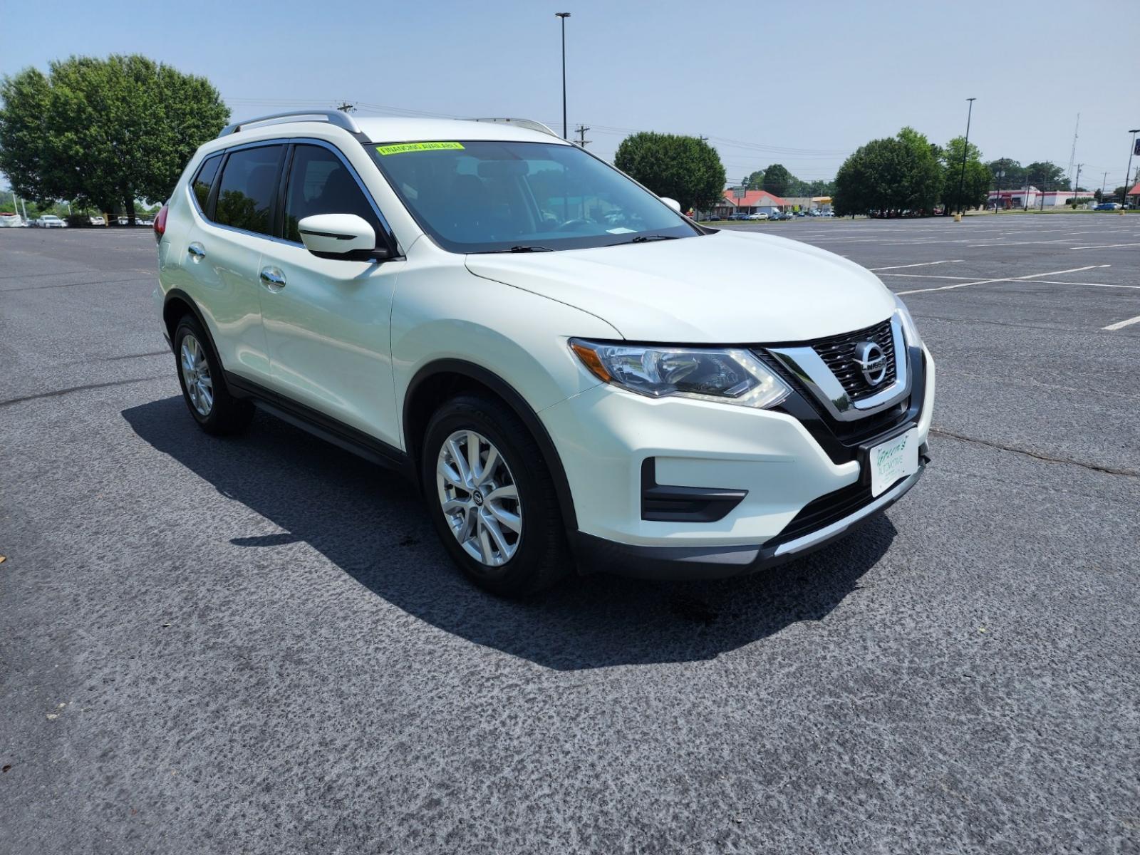 2017 WHITE /Black Nissan Rogue SV FWD (KNMAT2MT7HP) with an 2.5L L4 DOHC 16V engine, CVT transmission, located at 1221 Madison St., Shelbyville, TN, 37160, (931) 680-9439, 0.000000, 0.000000 - Photo #1