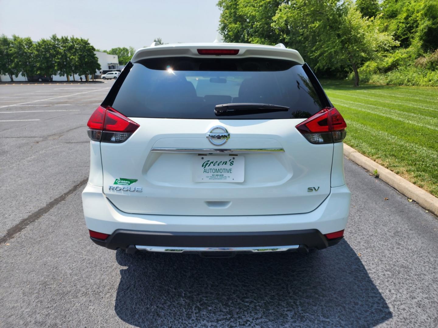 2017 WHITE /Black Nissan Rogue SV FWD (KNMAT2MT7HP) with an 2.5L L4 DOHC 16V engine, CVT transmission, located at 1221 Madison St., Shelbyville, TN, 37160, (931) 680-9439, 0.000000, 0.000000 - Photo#2