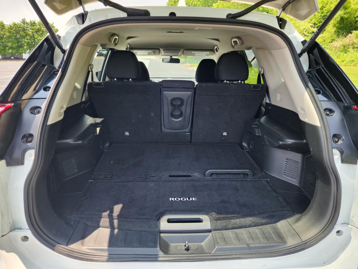 2017 WHITE /Black Nissan Rogue SV FWD (KNMAT2MT7HP) with an 2.5L L4 DOHC 16V engine, CVT transmission, located at 1221 Madison St., Shelbyville, TN, 37160, (931) 680-9439, 0.000000, 0.000000 - Photo#3