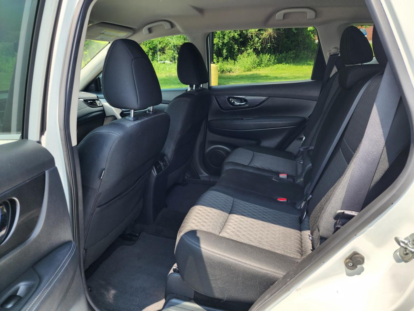 2017 WHITE /Black Nissan Rogue SV FWD (KNMAT2MT7HP) with an 2.5L L4 DOHC 16V engine, CVT transmission, located at 1221 Madison St., Shelbyville, TN, 37160, (931) 680-9439, 0.000000, 0.000000 - Photo#4