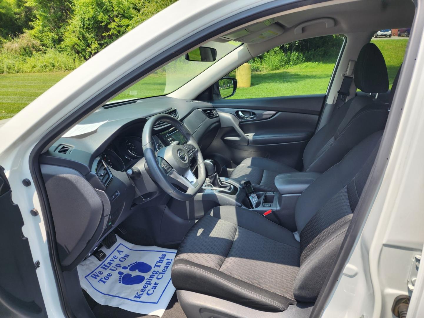 2017 WHITE /Black Nissan Rogue SV FWD (KNMAT2MT7HP) with an 2.5L L4 DOHC 16V engine, CVT transmission, located at 1221 Madison St., Shelbyville, TN, 37160, (931) 680-9439, 0.000000, 0.000000 - Photo#5
