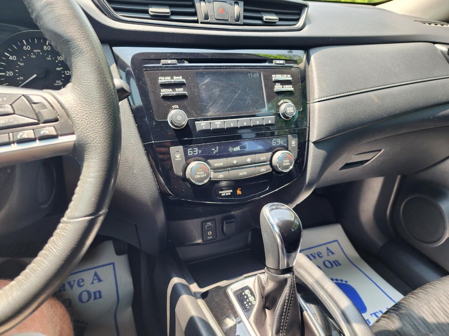 2017 WHITE /Black Nissan Rogue SV FWD (KNMAT2MT7HP) with an 2.5L L4 DOHC 16V engine, CVT transmission, located at 1221 Madison St., Shelbyville, TN, 37160, (931) 680-9439, 0.000000, 0.000000 - Photo#6