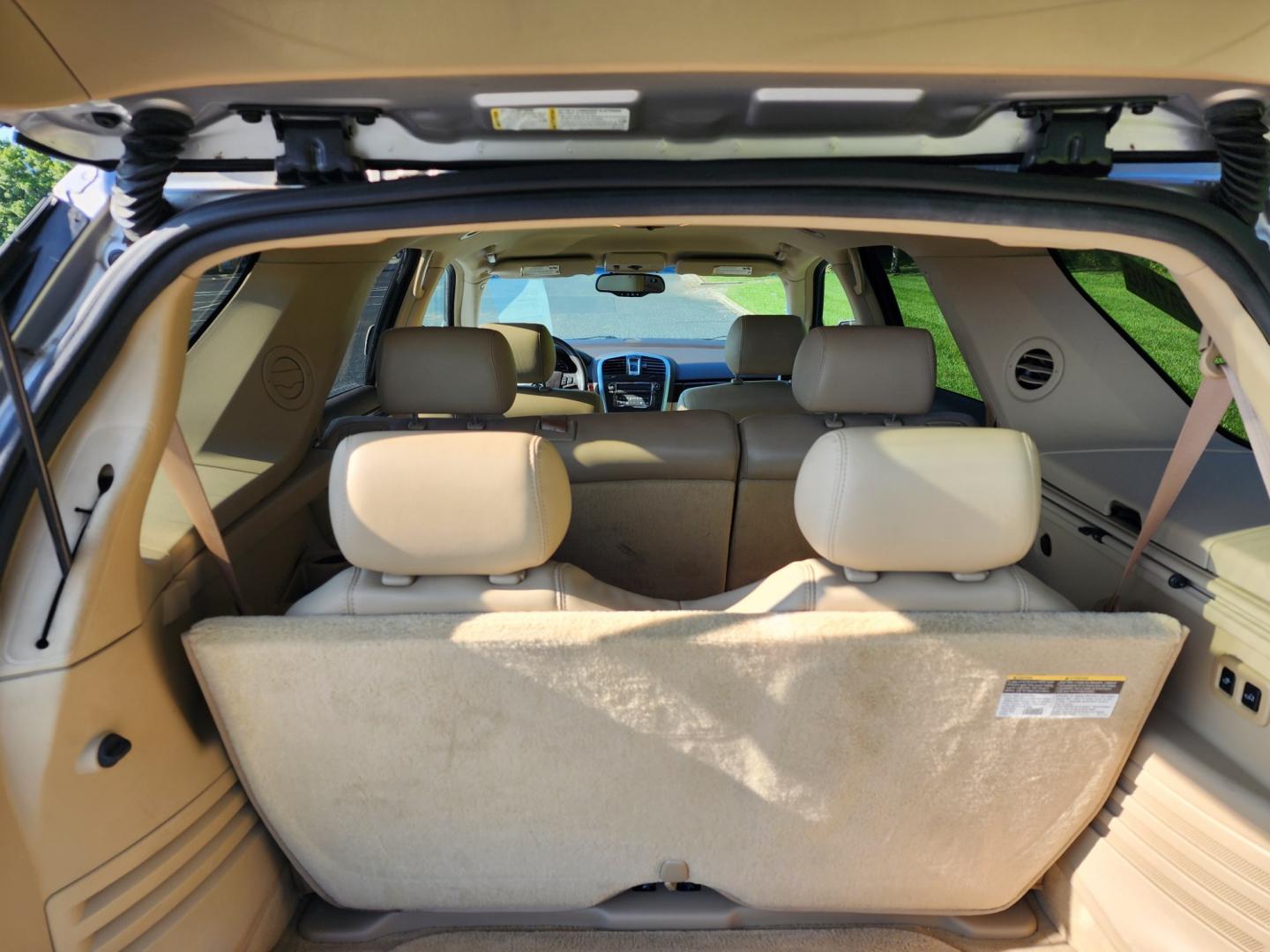 2007 GOLD /BEIGE CADILLAC SRX (1GYEE637570) with an 3.6L engine, Automatic transmission, located at 1221 Madison St., Shelbyville, TN, 37160, (931) 680-9439, 0.000000, 0.000000 - Photo#3