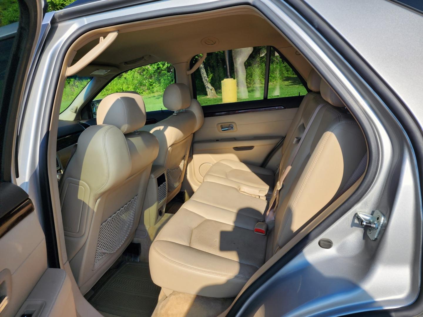 2007 GOLD /BEIGE CADILLAC SRX (1GYEE637570) with an 3.6L engine, Automatic transmission, located at 1221 Madison St., Shelbyville, TN, 37160, (931) 680-9439, 0.000000, 0.000000 - Photo#5