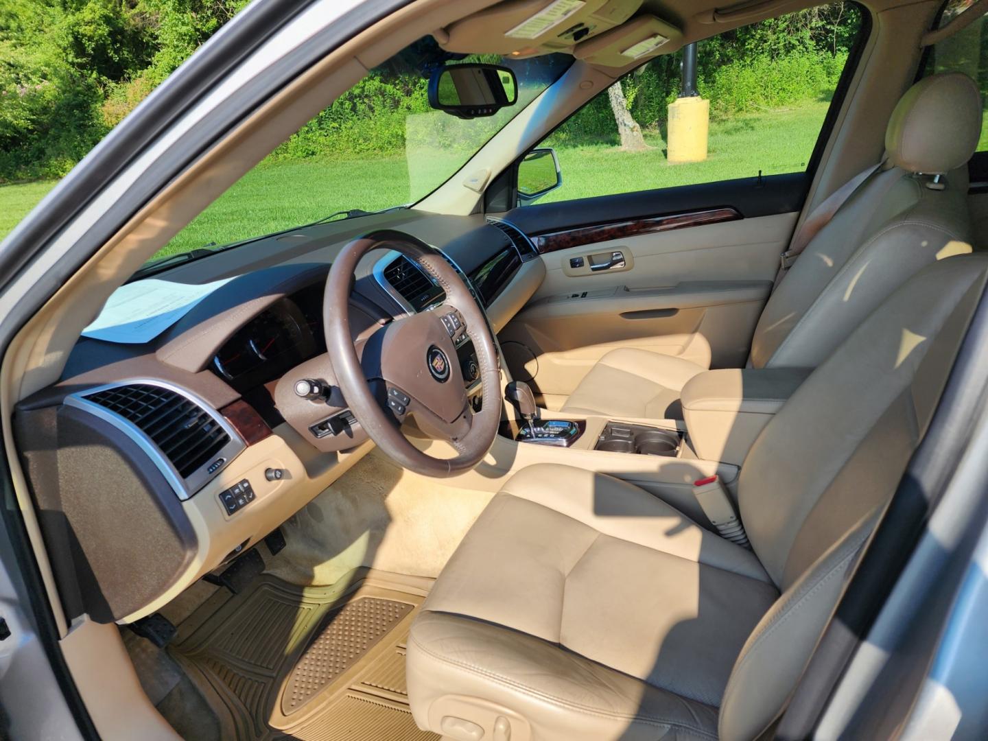2007 GOLD /BEIGE CADILLAC SRX (1GYEE637570) with an 3.6L engine, Automatic transmission, located at 1221 Madison St., Shelbyville, TN, 37160, (931) 680-9439, 0.000000, 0.000000 - Photo#6