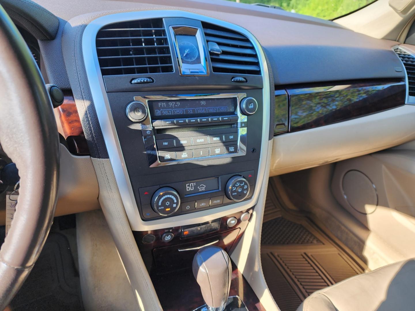 2007 GOLD /BEIGE CADILLAC SRX (1GYEE637570) with an 3.6L engine, Automatic transmission, located at 1221 Madison St., Shelbyville, TN, 37160, (931) 680-9439, 0.000000, 0.000000 - Photo#7