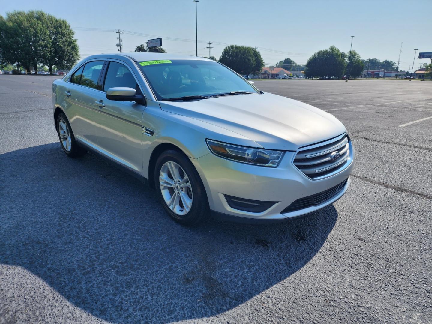 2017 SILVER FORD TAURUS SEL (1FAHP2E85HG) with an 3.5L engine, Automatic transmission, located at 1221 Madison St., Shelbyville, TN, 37160, (931) 680-9439, 0.000000, 0.000000 - Photo#1