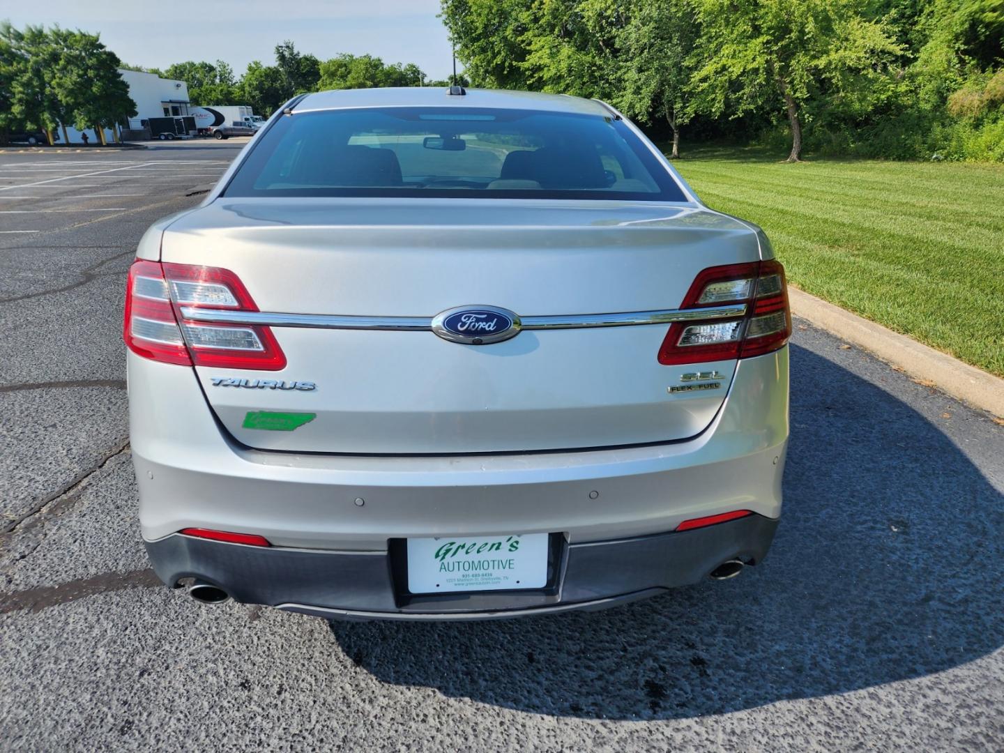 2017 SILVER FORD TAURUS SEL (1FAHP2E85HG) with an 3.5L engine, Automatic transmission, located at 1221 Madison St., Shelbyville, TN, 37160, (931) 680-9439, 0.000000, 0.000000 - Photo#2