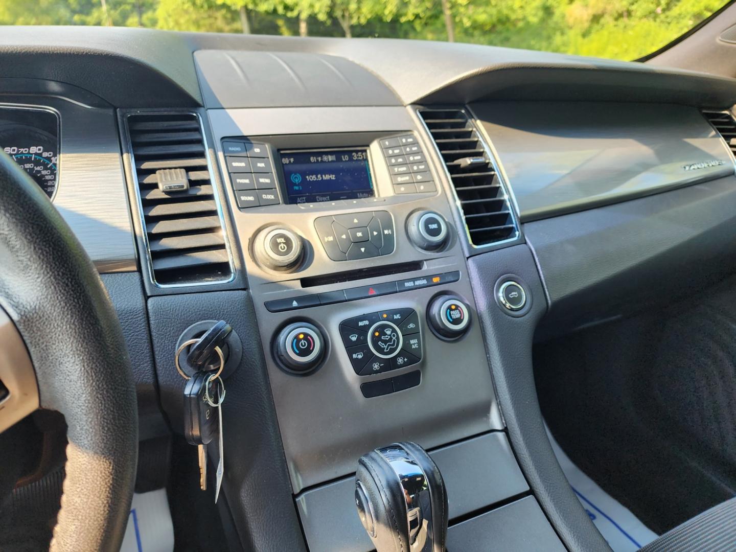 2017 SILVER FORD TAURUS SEL (1FAHP2E85HG) with an 3.5L engine, Automatic transmission, located at 1221 Madison St., Shelbyville, TN, 37160, (931) 680-9439, 0.000000, 0.000000 - Photo#5