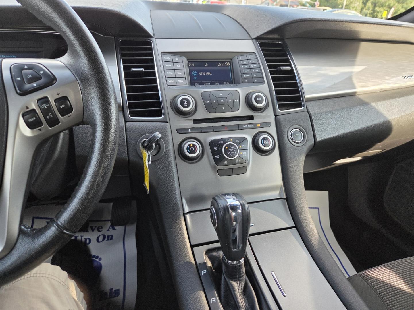 2017 SILVER /Black FORD TAURUS SEL (1FAHP2E85HG) with an 3.5L engine, Automatic transmission, located at 1221 Madison St., Shelbyville, TN, 37160, (931) 680-9439, 0.000000, 0.000000 - Photo#5