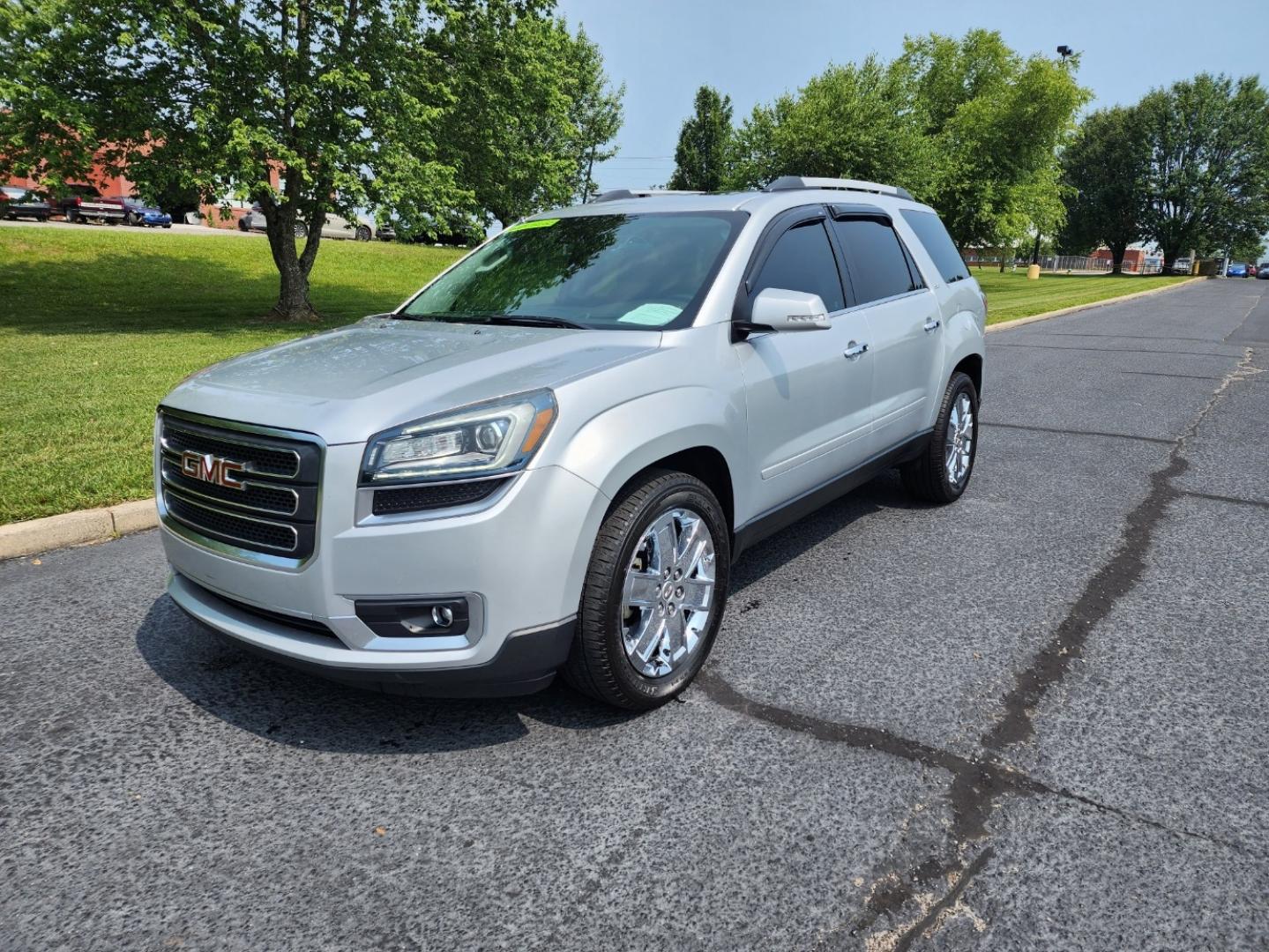 2017 SILVER /Black GMC Acadia SLT-2 FWD (1GKKRSKD7HJ) with an 3.6L V6 DOHC 24V engine, 6A transmission, located at 1221 Madison St., Shelbyville, TN, 37160, (931) 680-9439, 0.000000, 0.000000 - Photo#0