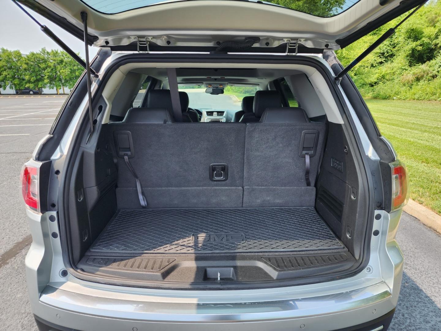 2017 SILVER /Black GMC Acadia SLT-2 FWD (1GKKRSKD7HJ) with an 3.6L V6 DOHC 24V engine, 6A transmission, located at 1221 Madison St., Shelbyville, TN, 37160, (931) 680-9439, 0.000000, 0.000000 - Photo#3