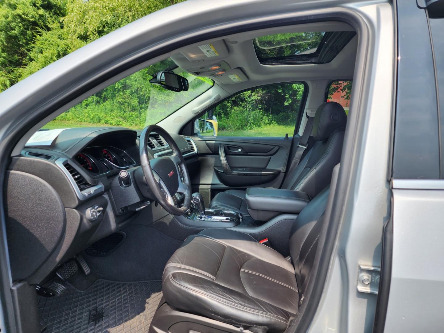 2017 SILVER /Black GMC Acadia SLT-2 FWD (1GKKRSKD7HJ) with an 3.6L V6 DOHC 24V engine, 6A transmission, located at 1221 Madison St., Shelbyville, TN, 37160, (931) 680-9439, 0.000000, 0.000000 - Photo#6