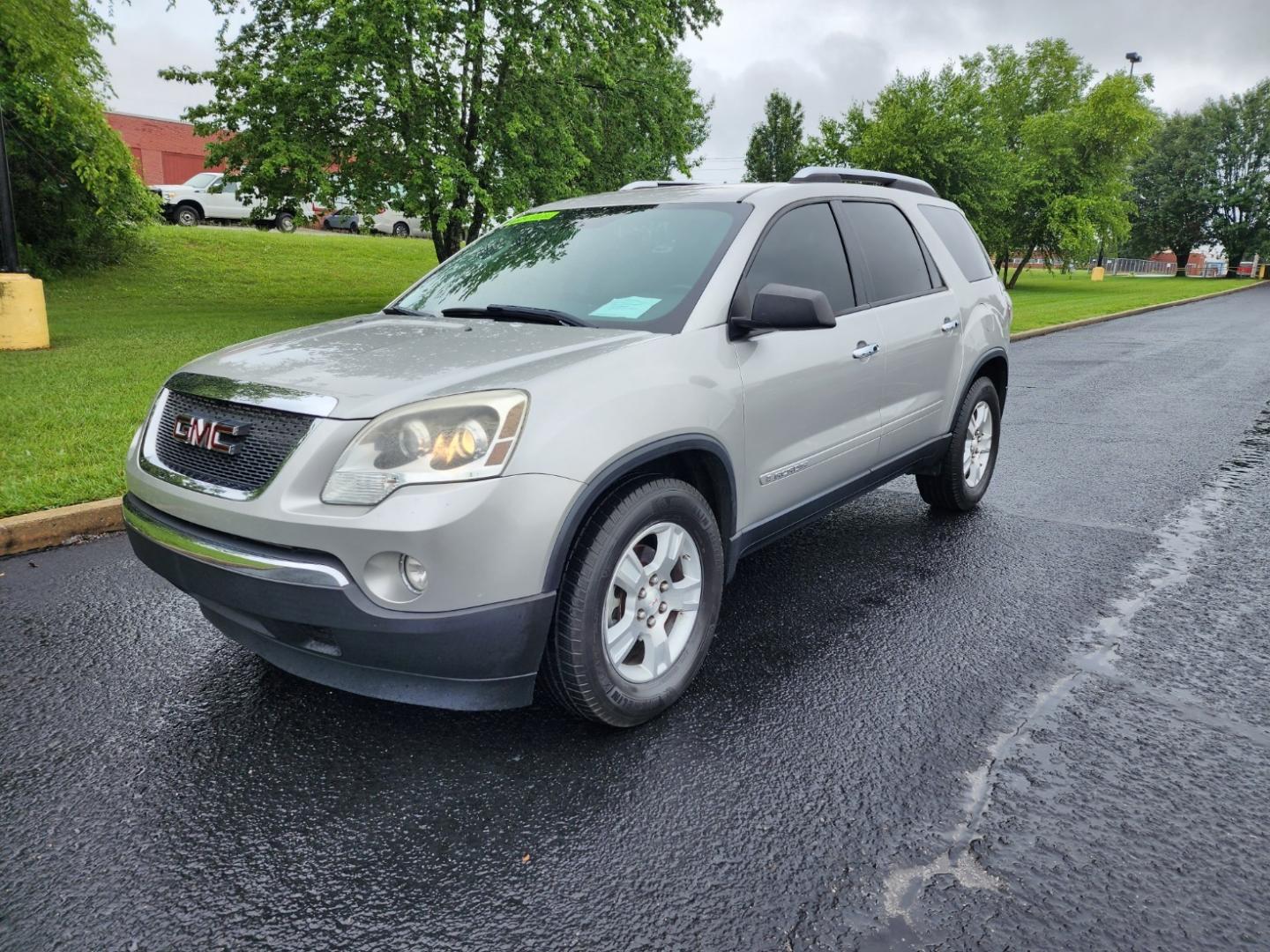 2008 SILVER GMC ACADIA SLE (1GKER13728J) with an 3.6L engine, Automatic transmission, located at 1221 Madison St., Shelbyville, TN, 37160, (931) 680-9439, 0.000000, 0.000000 - Photo#0
