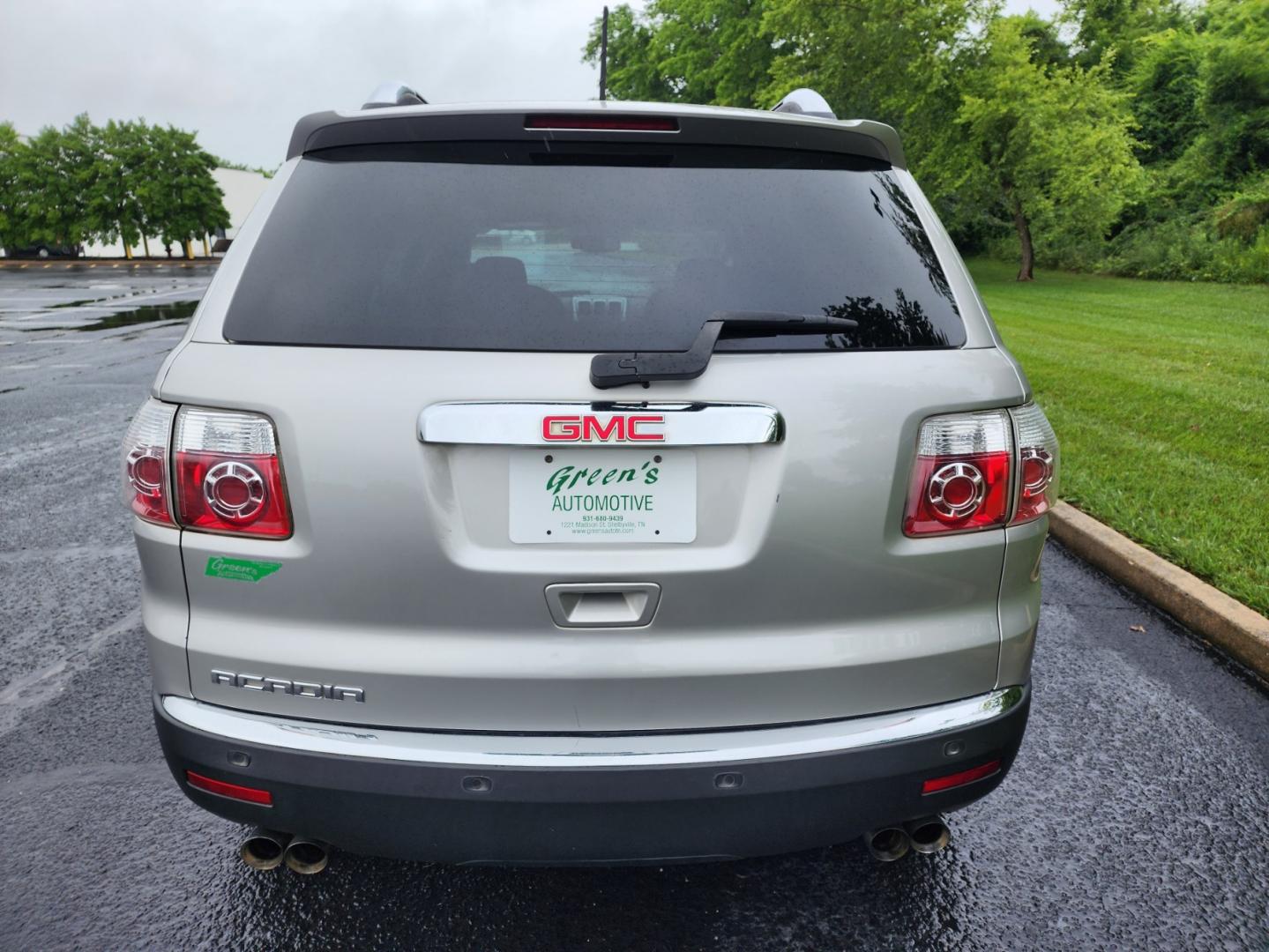 2008 SILVER GMC ACADIA SLE (1GKER13728J) with an 3.6L engine, Automatic transmission, located at 1221 Madison St., Shelbyville, TN, 37160, (931) 680-9439, 0.000000, 0.000000 - Photo#2