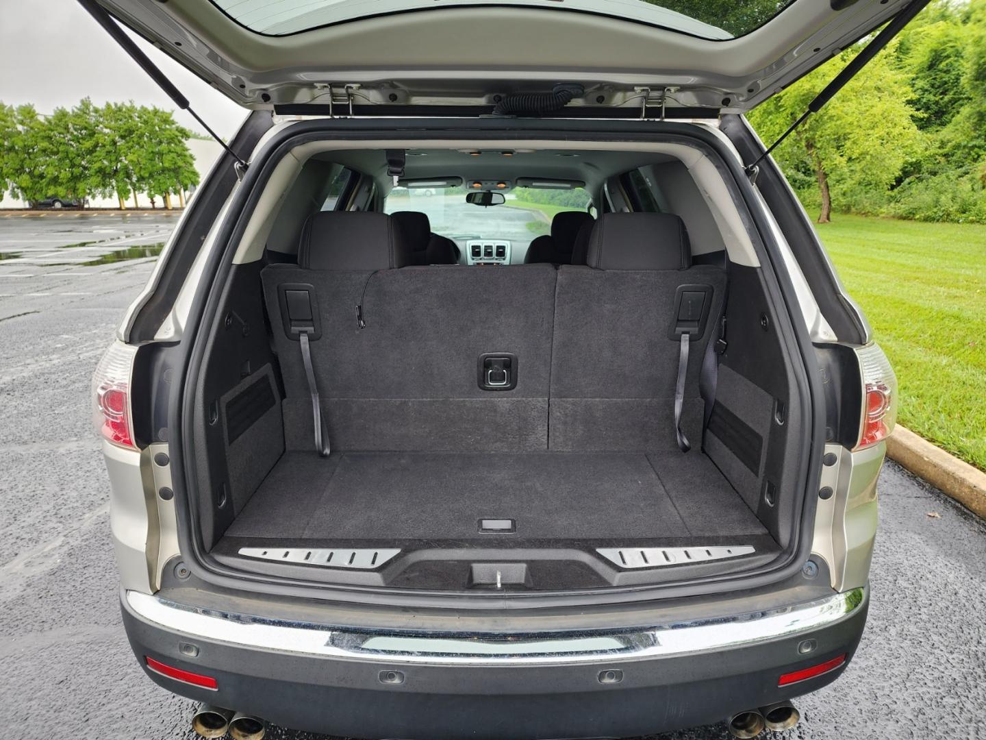 2008 SILVER GMC ACADIA SLE (1GKER13728J) with an 3.6L engine, Automatic transmission, located at 1221 Madison St., Shelbyville, TN, 37160, (931) 680-9439, 0.000000, 0.000000 - Photo#3