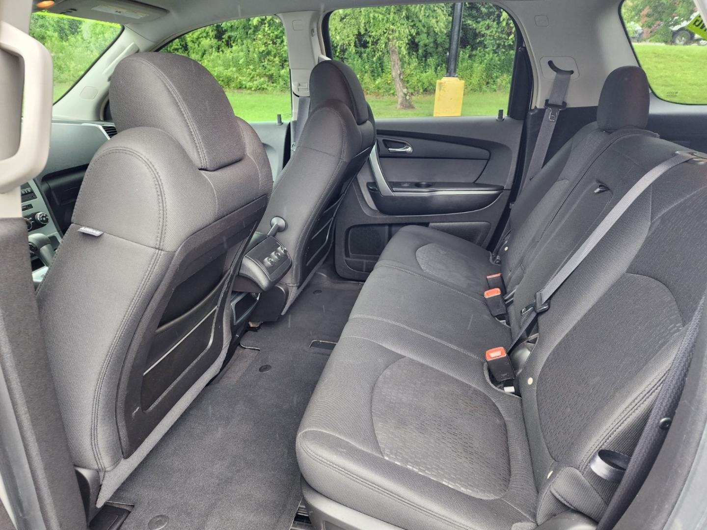 2008 SILVER GMC ACADIA SLE (1GKER13728J) with an 3.6L engine, Automatic transmission, located at 1221 Madison St., Shelbyville, TN, 37160, (931) 680-9439, 0.000000, 0.000000 - Photo#5