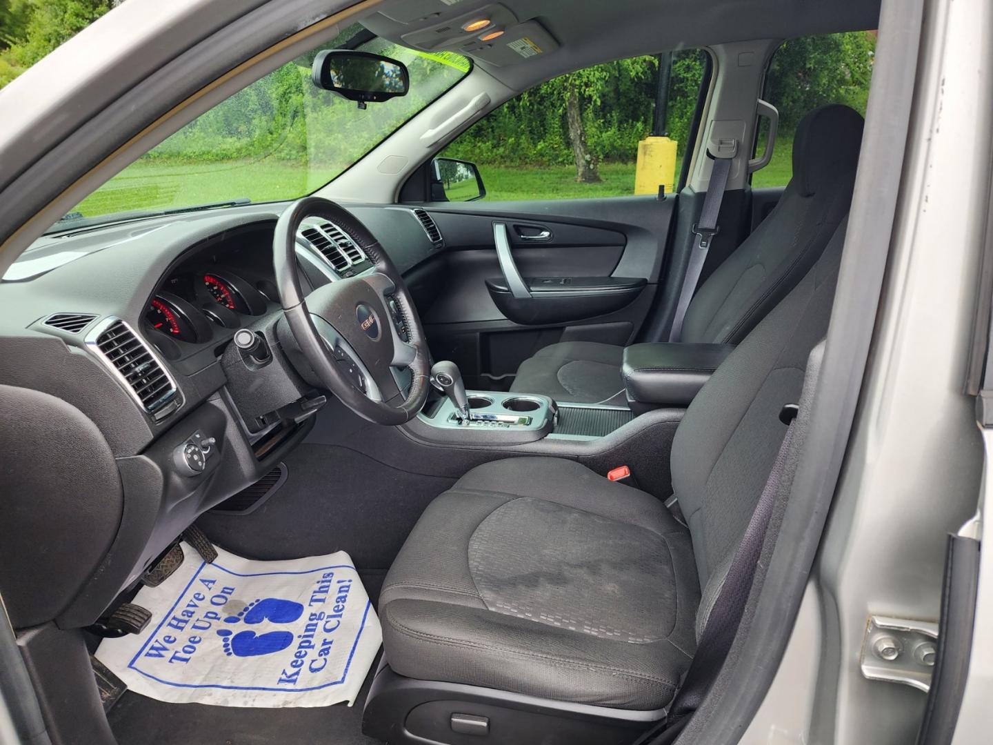 2008 SILVER GMC ACADIA SLE (1GKER13728J) with an 3.6L engine, Automatic transmission, located at 1221 Madison St., Shelbyville, TN, 37160, (931) 680-9439, 0.000000, 0.000000 - Photo#6