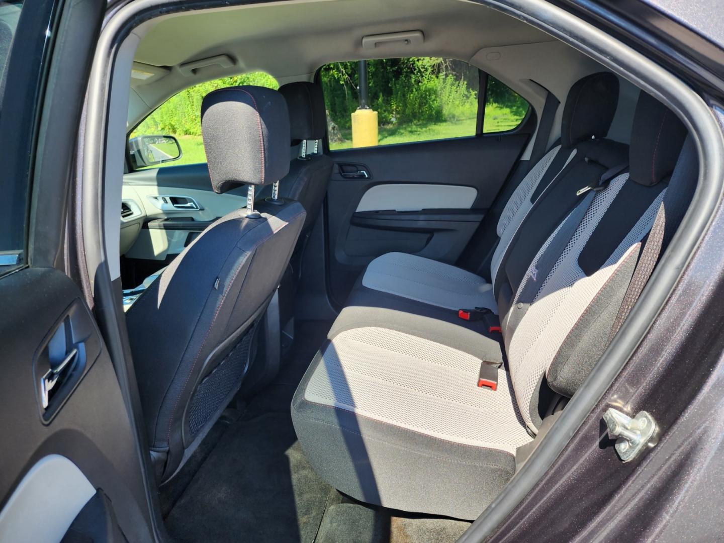 2015 GRAY /Black Chevrolet Equinox 1LT 2WD (2GNALBEKXF6) with an 2.4L L4 DOHC 16V FFV engine, 6-Speed Automatic transmission, located at 1221 Madison St., Shelbyville, TN, 37160, (931) 680-9439, 0.000000, 0.000000 - Photo#4