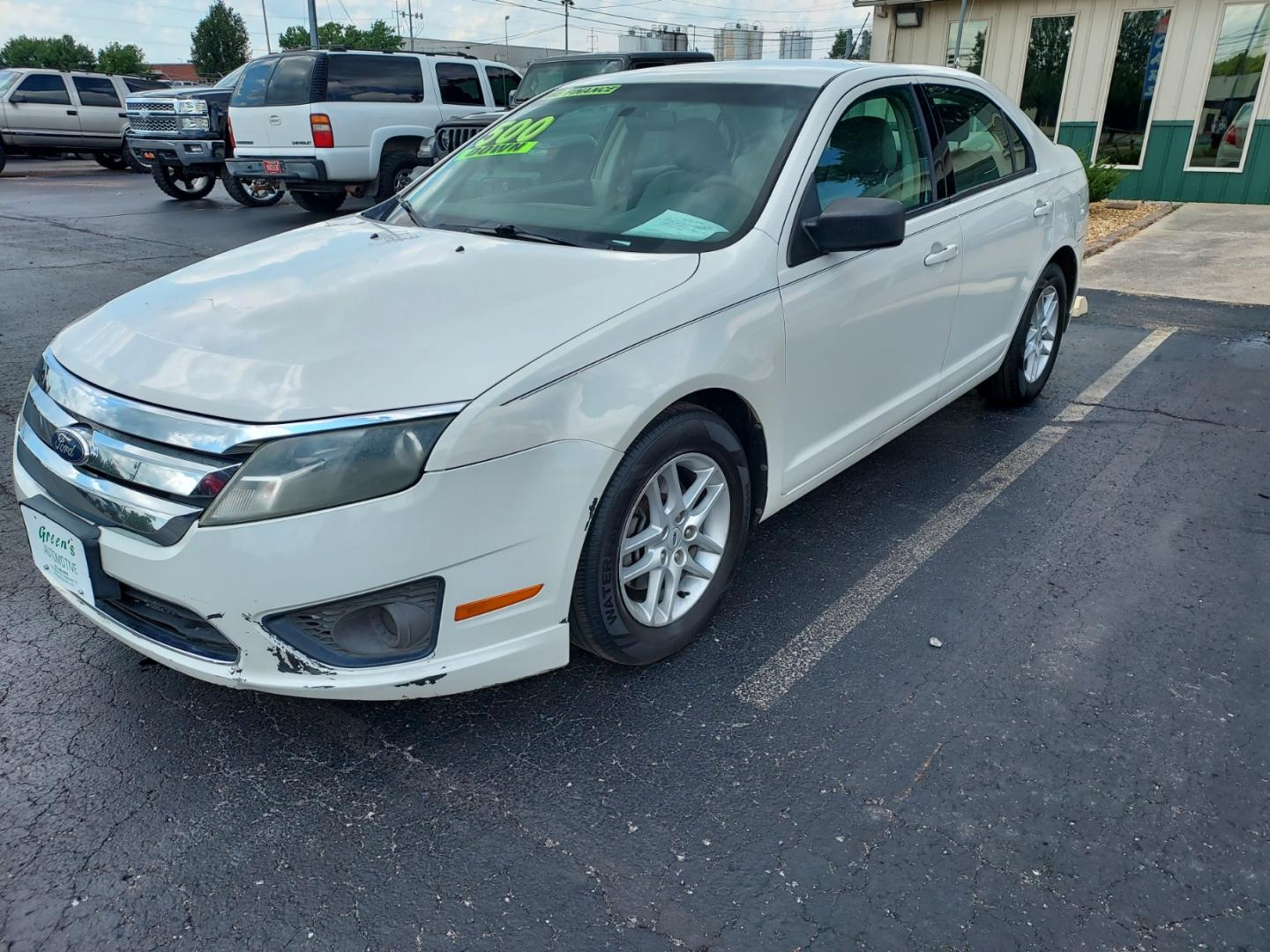 2012 WHITE /Gray Ford Fusion S (3FAHP0GA5CR) with an 2.5L L4 DOHC 16V engine, Automatic transmission, located at 1221 Madison St., Shelbyville, TN, 37160, (931) 680-9439, 0.000000, 0.000000 - Photo#0