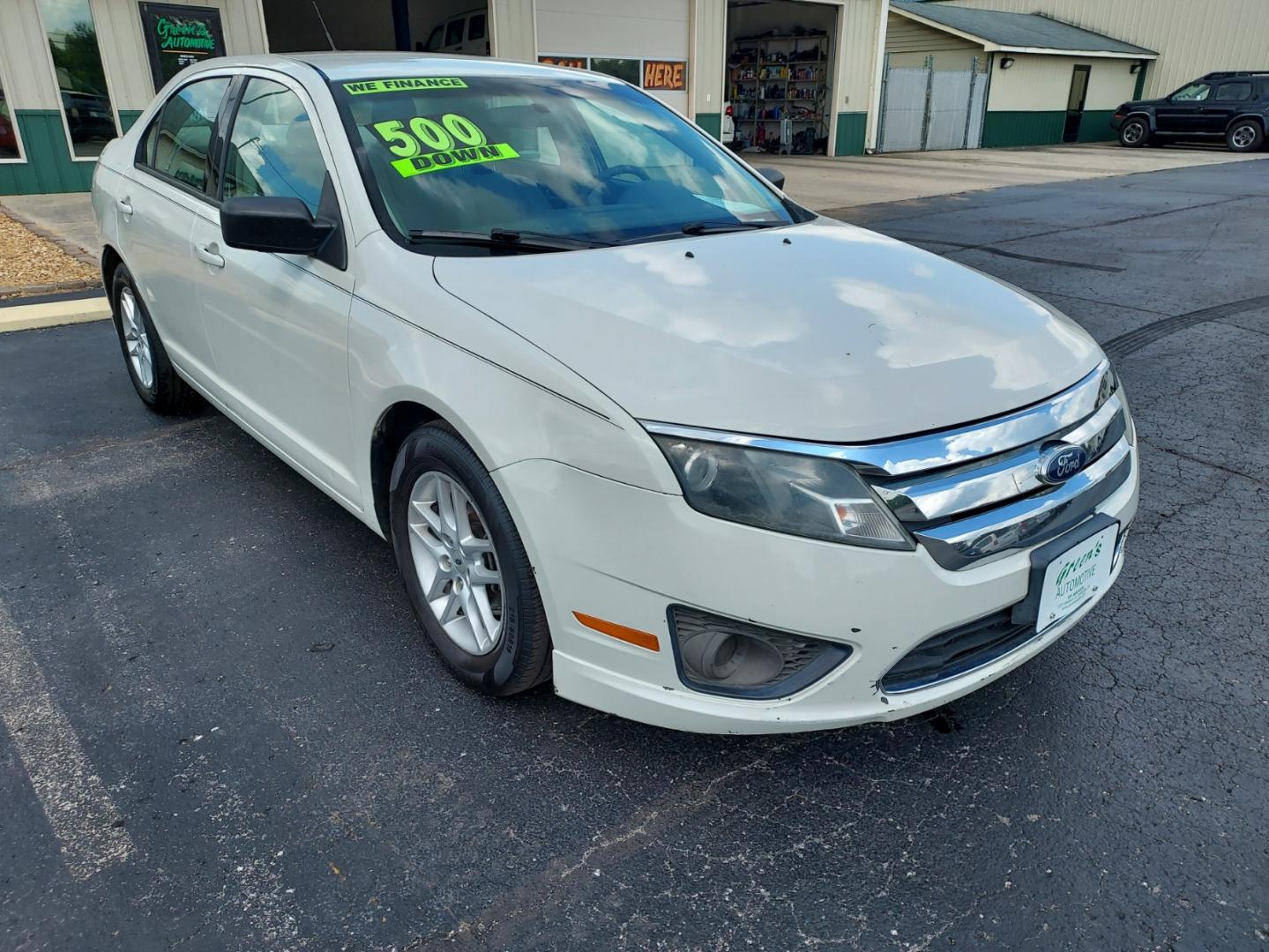 2012 WHITE /Gray Ford Fusion S (3FAHP0GA5CR) with an 2.5L L4 DOHC 16V engine, Automatic transmission, located at 1221 Madison St., Shelbyville, TN, 37160, (931) 680-9439, 0.000000, 0.000000 - Photo#1