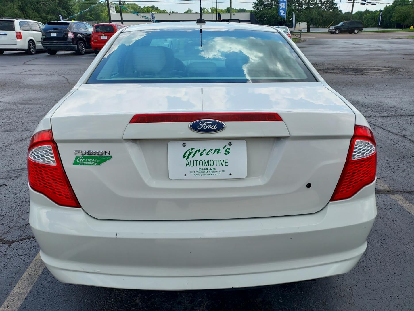 2012 WHITE /Gray Ford Fusion S (3FAHP0GA5CR) with an 2.5L L4 DOHC 16V engine, Automatic transmission, located at 1221 Madison St., Shelbyville, TN, 37160, (931) 680-9439, 0.000000, 0.000000 - Photo#2