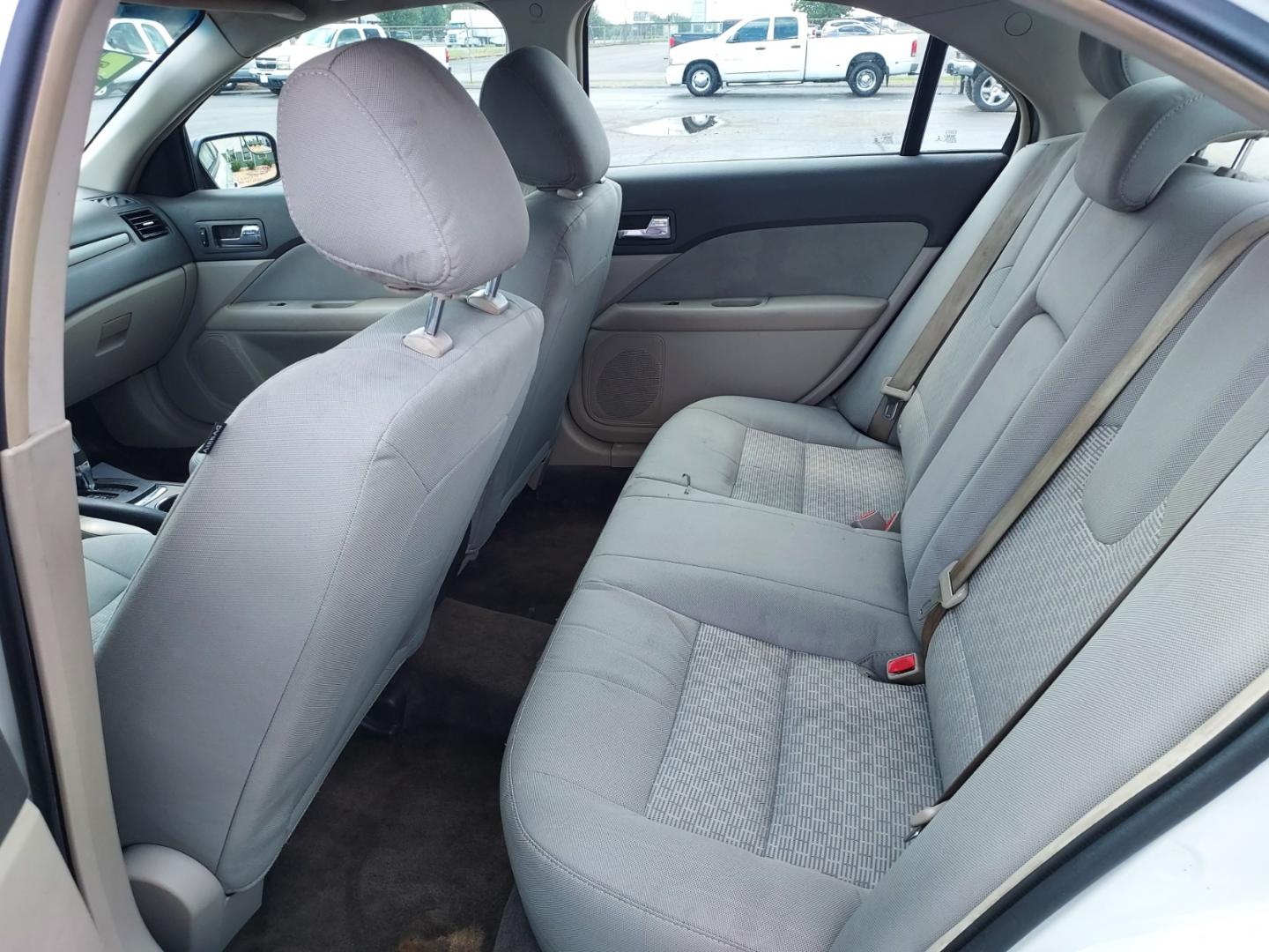 2012 WHITE /Gray Ford Fusion S (3FAHP0GA5CR) with an 2.5L L4 DOHC 16V engine, Automatic transmission, located at 1221 Madison St., Shelbyville, TN, 37160, (931) 680-9439, 0.000000, 0.000000 - Photo#3