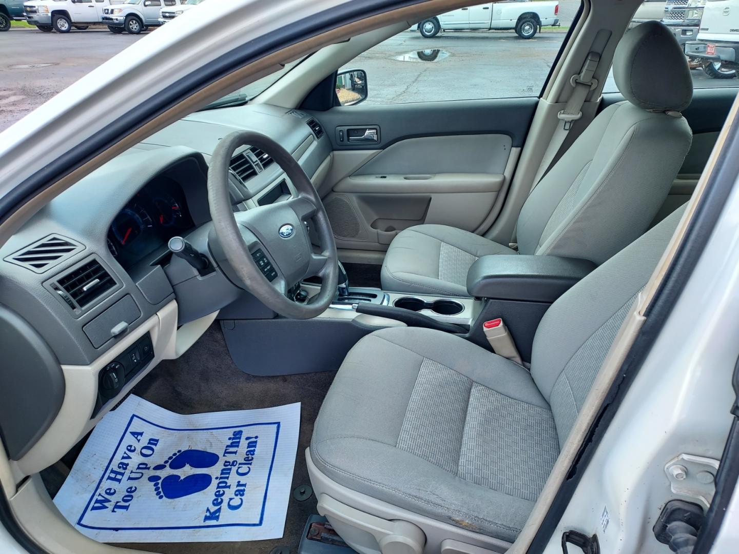 2012 WHITE /Gray Ford Fusion S (3FAHP0GA5CR) with an 2.5L L4 DOHC 16V engine, Automatic transmission, located at 1221 Madison St., Shelbyville, TN, 37160, (931) 680-9439, 0.000000, 0.000000 - Photo#4