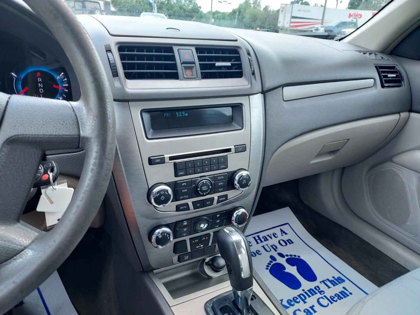 2012 WHITE /Gray Ford Fusion S (3FAHP0GA5CR) with an 2.5L L4 DOHC 16V engine, Automatic transmission, located at 1221 Madison St., Shelbyville, TN, 37160, (931) 680-9439, 0.000000, 0.000000 - Photo#5