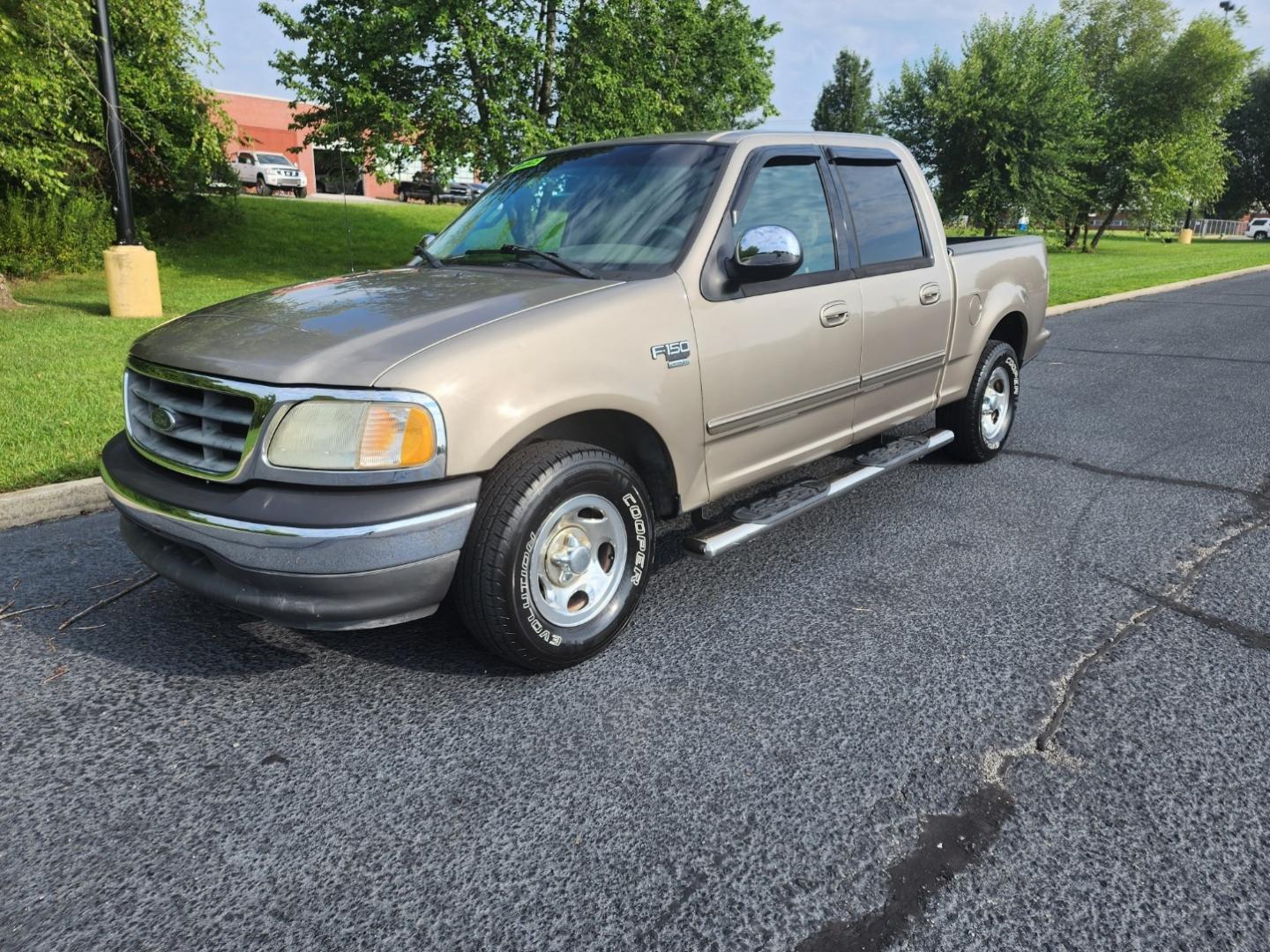 2002 Gold /BEIGE Ford F-150 XLT SuperCrew Short Bed 2WD (1FTRW07662K) with an 4.6L V8 SOHC 16V engine, 4-Speed Automatic Overdrive transmission, located at 1221 Madison St., Shelbyville, TN, 37160, (931) 680-9439, 0.000000, 0.000000 - Photo#0
