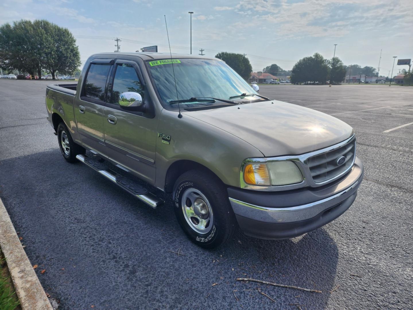 2002 Gold /BEIGE Ford F-150 XLT SuperCrew Short Bed 2WD (1FTRW07662K) with an 4.6L V8 SOHC 16V engine, 4-Speed Automatic Overdrive transmission, located at 1221 Madison St., Shelbyville, TN, 37160, (931) 680-9439, 0.000000, 0.000000 - Photo#1