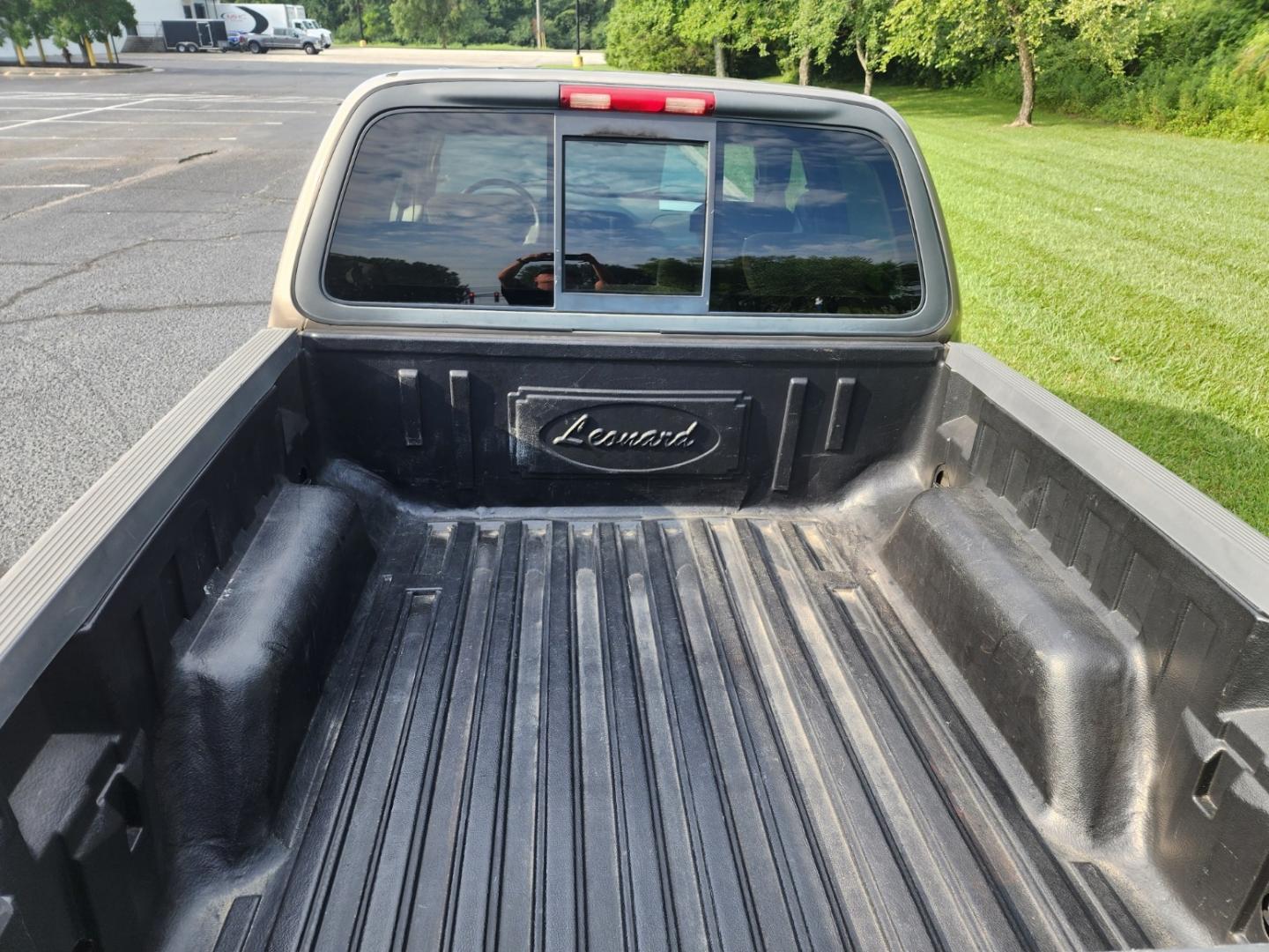 2002 Gold /BEIGE Ford F-150 XLT SuperCrew Short Bed 2WD (1FTRW07662K) with an 4.6L V8 SOHC 16V engine, 4-Speed Automatic Overdrive transmission, located at 1221 Madison St., Shelbyville, TN, 37160, (931) 680-9439, 0.000000, 0.000000 - Photo#3