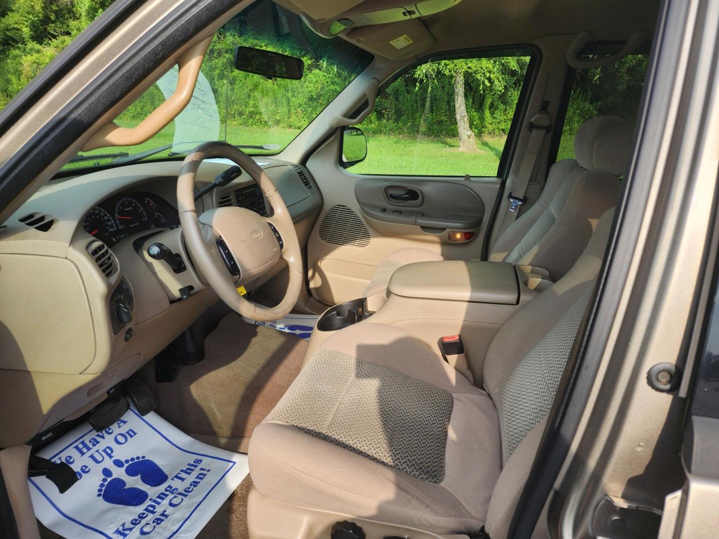 2002 Gold /BEIGE Ford F-150 XLT SuperCrew Short Bed 2WD (1FTRW07662K) with an 4.6L V8 SOHC 16V engine, 4-Speed Automatic Overdrive transmission, located at 1221 Madison St., Shelbyville, TN, 37160, (931) 680-9439, 0.000000, 0.000000 - Photo#5
