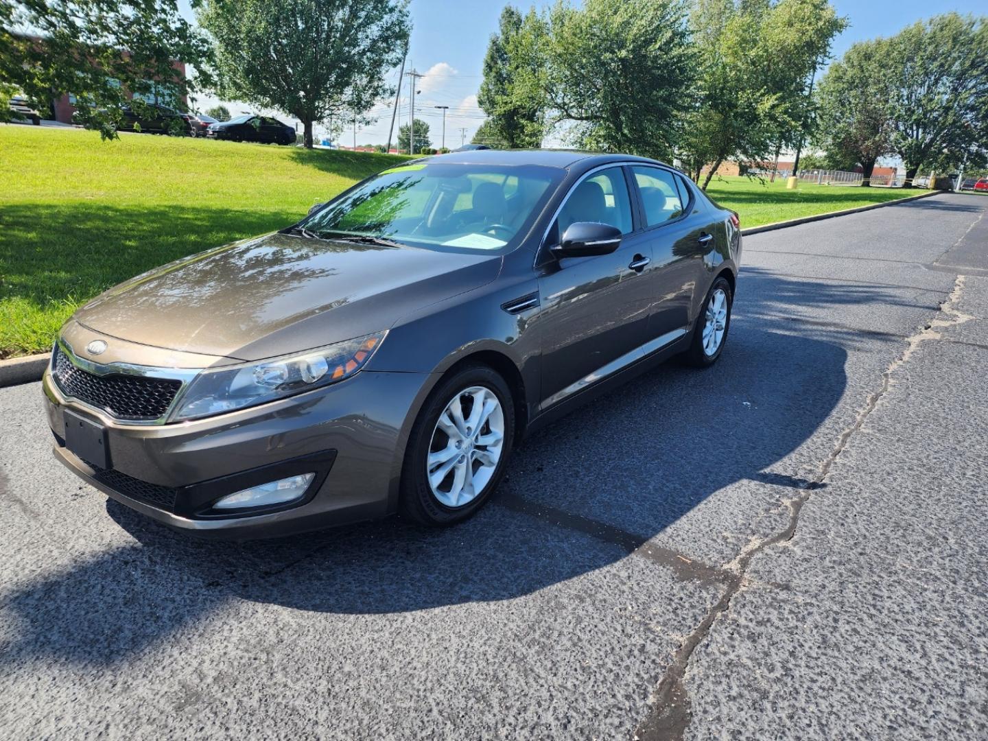 2013 GRAY /BEIGE Kia Optima EX (5XXGN4A7XDG) with an 2.4L L4 DOHC 16V engine, 6-Speed Automatic transmission, located at 1221 Madison St., Shelbyville, TN, 37160, (931) 680-9439, 0.000000, 0.000000 - Photo#0