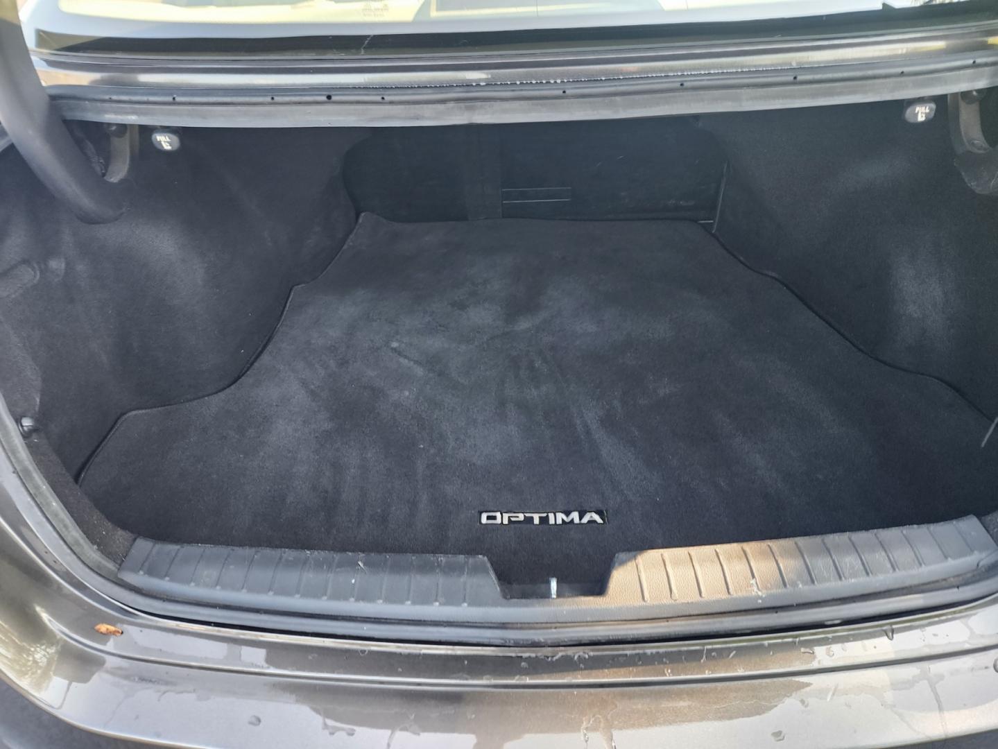 2013 GRAY /BEIGE Kia Optima EX (5XXGN4A7XDG) with an 2.4L L4 DOHC 16V engine, 6-Speed Automatic transmission, located at 1221 Madison St., Shelbyville, TN, 37160, (931) 680-9439, 0.000000, 0.000000 - Photo#3