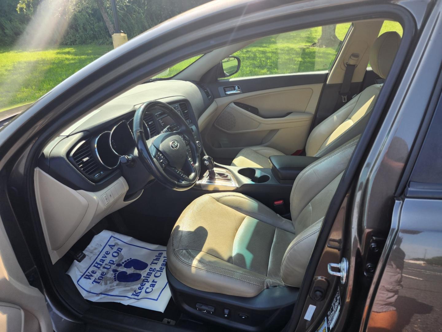 2013 GRAY /BEIGE Kia Optima EX (5XXGN4A7XDG) with an 2.4L L4 DOHC 16V engine, 6-Speed Automatic transmission, located at 1221 Madison St., Shelbyville, TN, 37160, (931) 680-9439, 0.000000, 0.000000 - Photo#5