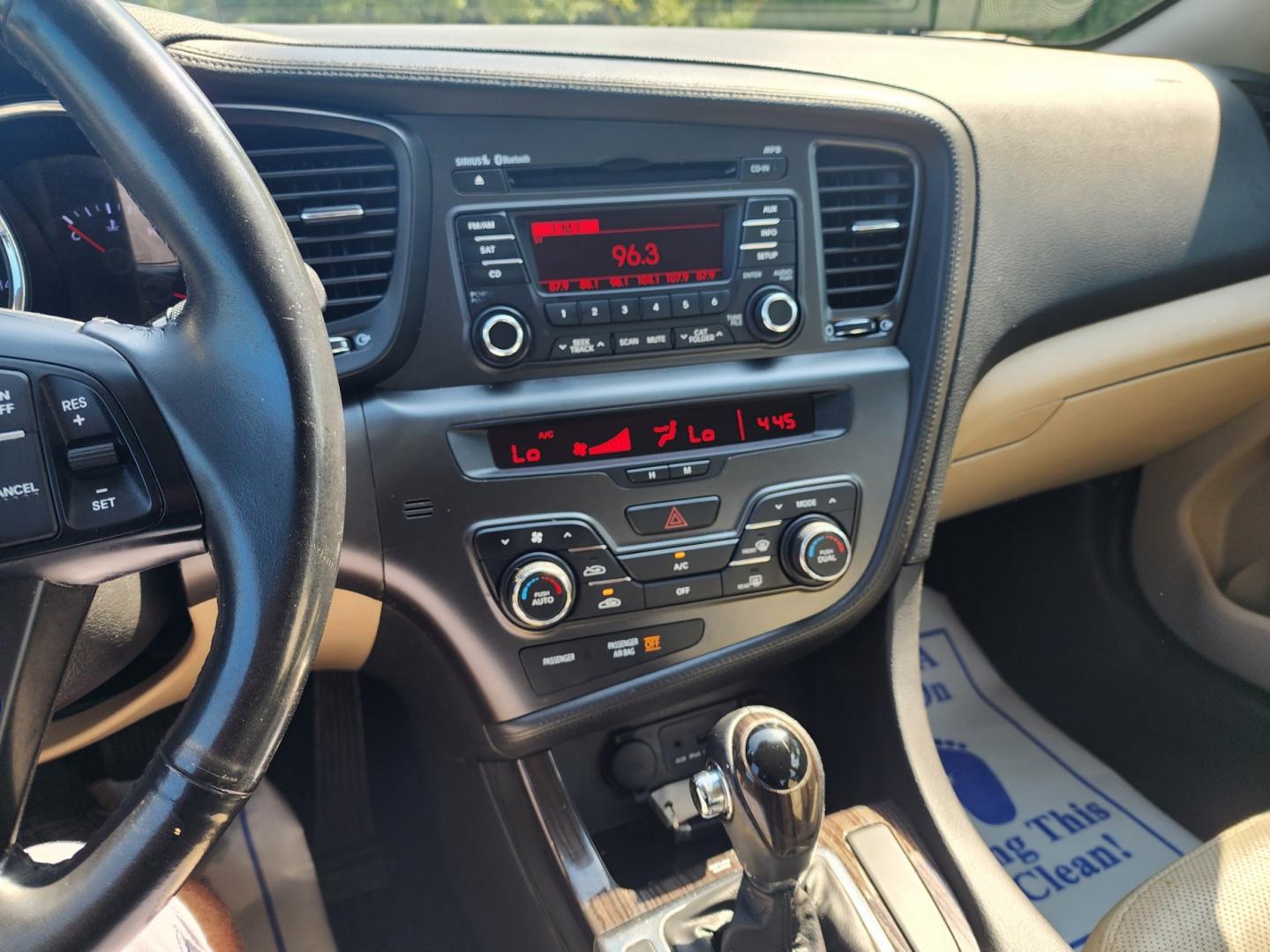 2013 GRAY /BEIGE Kia Optima EX (5XXGN4A7XDG) with an 2.4L L4 DOHC 16V engine, 6-Speed Automatic transmission, located at 1221 Madison St., Shelbyville, TN, 37160, (931) 680-9439, 0.000000, 0.000000 - Photo#6