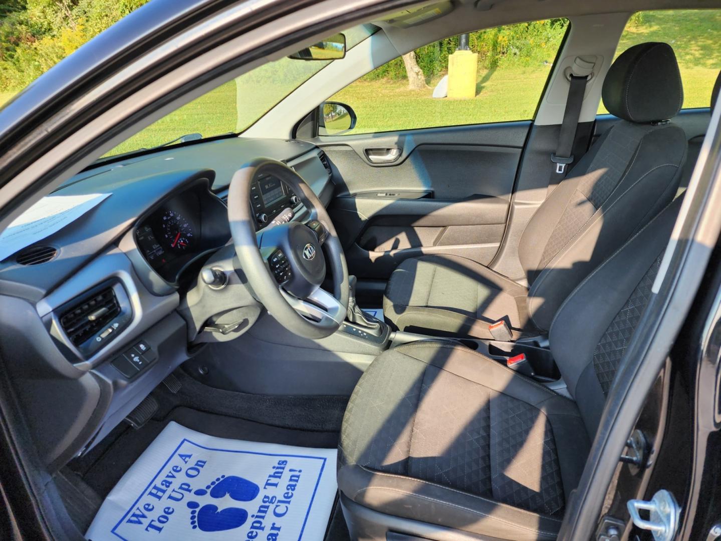 2019 BLACK /Black Kia Rio S (3KPA24ABXKE) with an 1.6L L4 DOHC 16V engine, 6A transmission, located at 1221 Madison St., Shelbyville, TN, 37160, (931) 680-9439, 0.000000, 0.000000 - Photo#4
