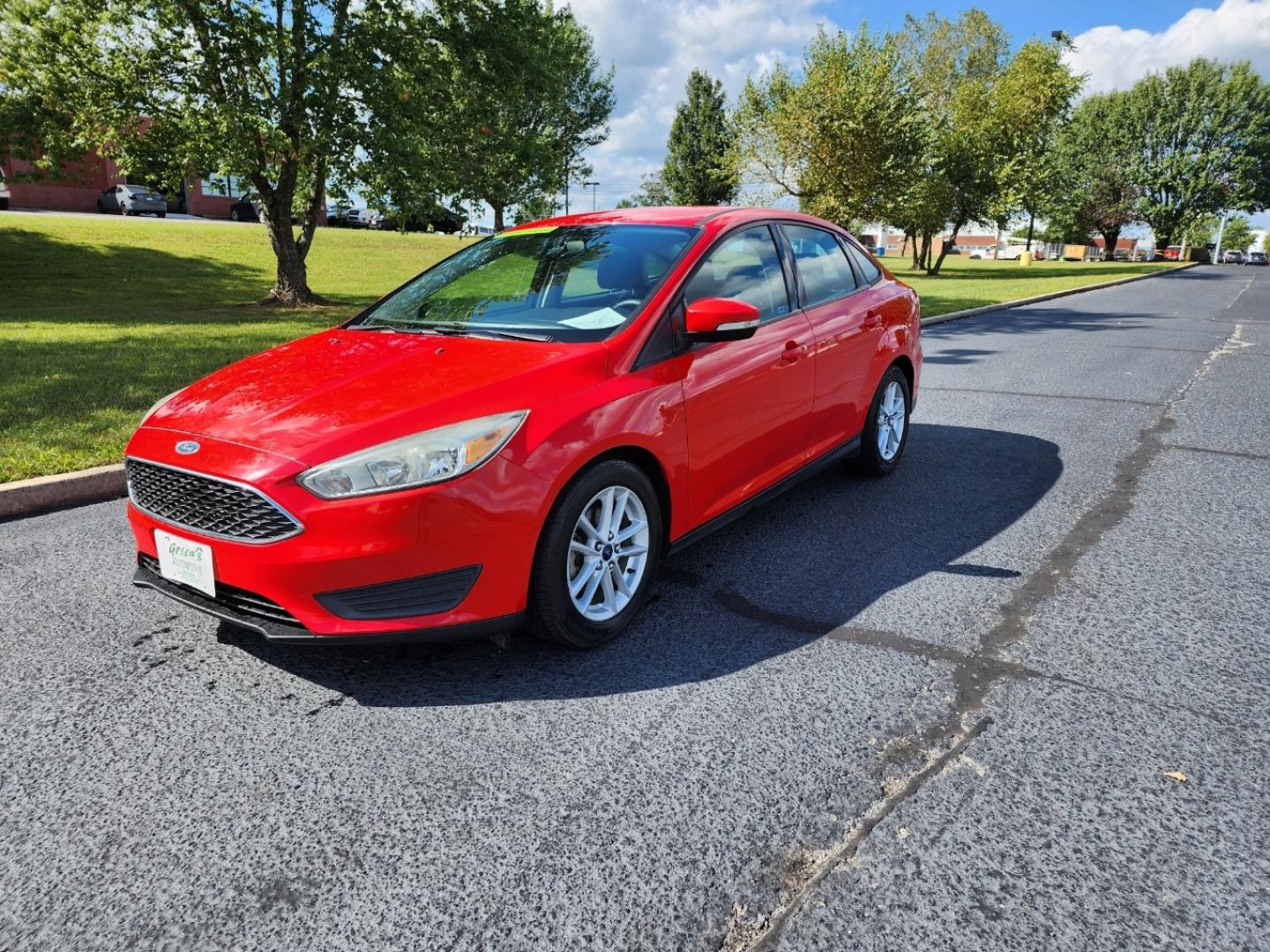 2015 RED /Gray Ford Focus SE Sedan (1FADP3F23FL) with an 2.0L L4 DOHC 16V engine, Automatic transmission, located at 1221 Madison St., Shelbyville, TN, 37160, (931) 680-9439, 0.000000, 0.000000 - Photo#0