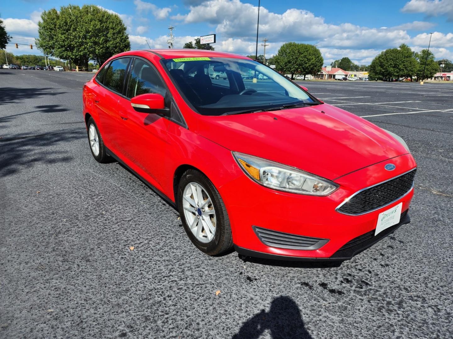 2015 RED /Gray Ford Focus SE Sedan (1FADP3F23FL) with an 2.0L L4 DOHC 16V engine, Automatic transmission, located at 1221 Madison St., Shelbyville, TN, 37160, (931) 680-9439, 0.000000, 0.000000 - Photo#1