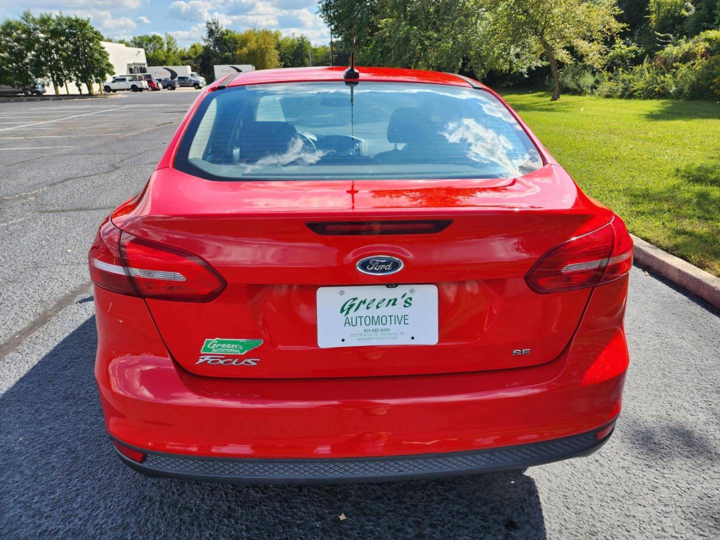 2015 RED /Gray Ford Focus SE Sedan (1FADP3F23FL) with an 2.0L L4 DOHC 16V engine, Automatic transmission, located at 1221 Madison St., Shelbyville, TN, 37160, (931) 680-9439, 0.000000, 0.000000 - Photo#2
